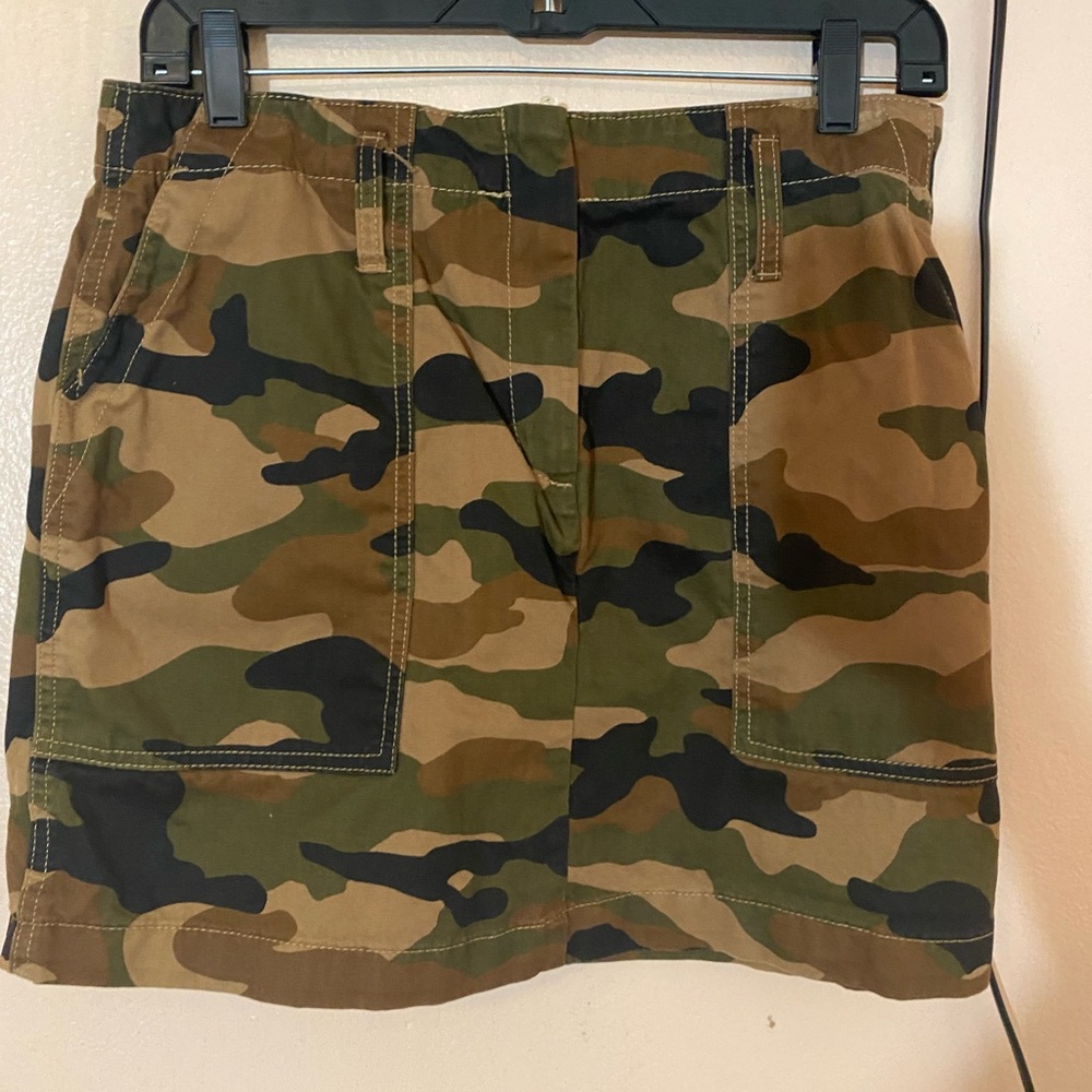 Camouflage mini skirt from hm and includes a belt with the same design!